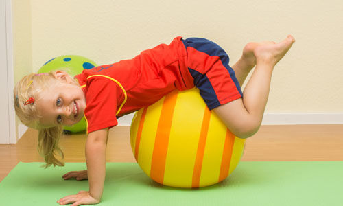 Baby gym à la maison : améliorer l'équilibre de son enfant